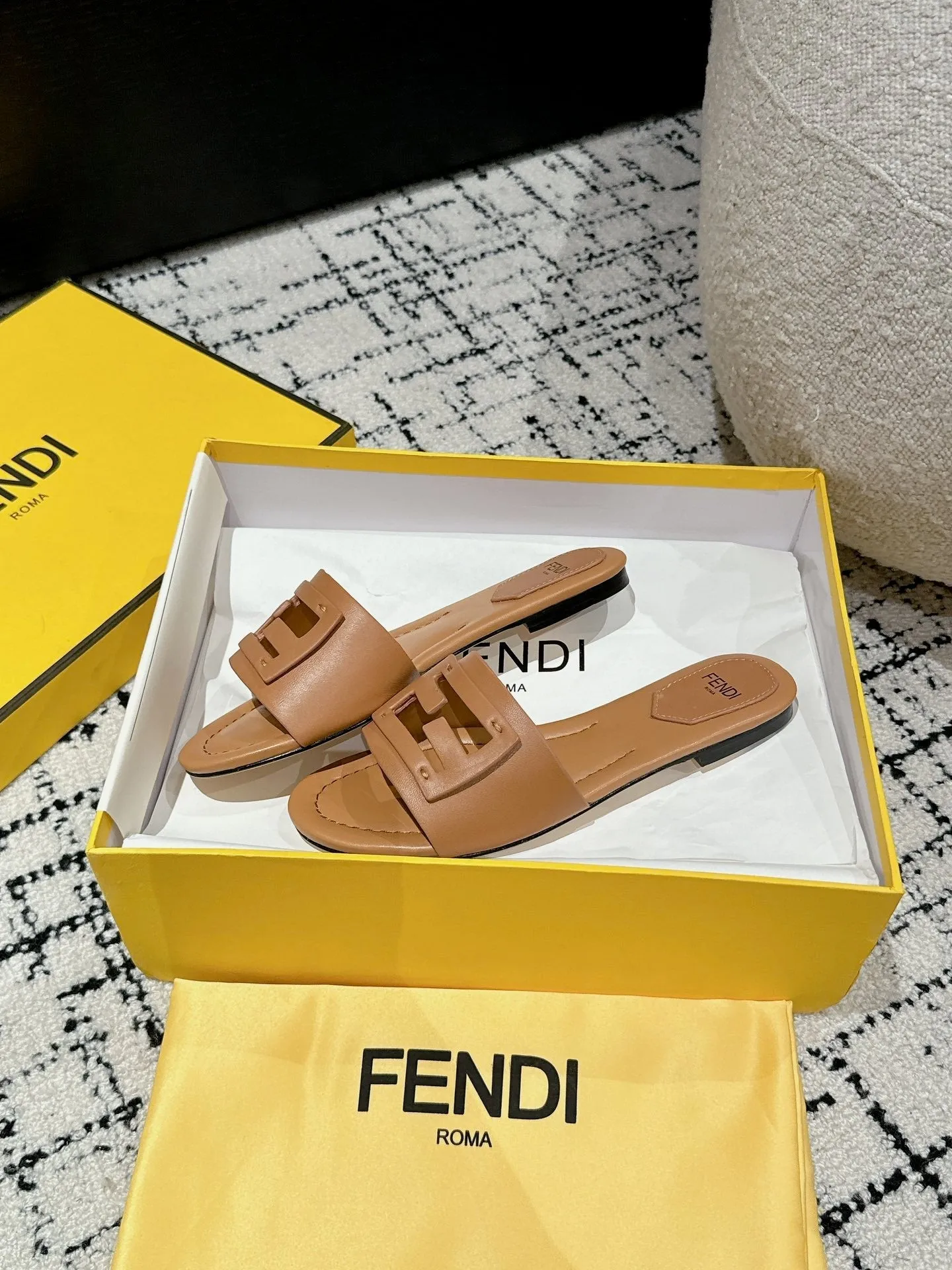 FF Baguette Light Brown Leather Slide